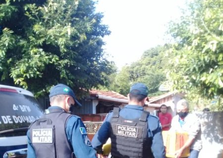 Em Glória de Dourados, Conselho Comunitário de Segurança e Polícia Militar entregam alimentos da campanha “O Essencial Não Para”