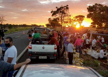 Carga de cerveja tombada é liberada para populares em Nova Andradina