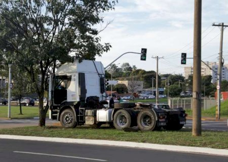Carreta desgovernada bate de frente, depois de r&eacute; e s&oacute; para ao atingir &aacute;rvore em MS