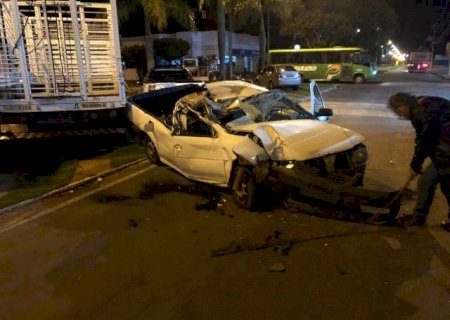 Carro fica destru&iacute;do ap&oacute;s bater em caminh&atilde;o estacionado em Nova Andradina