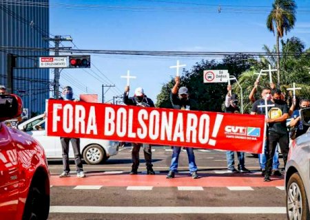 Entidades fazem protesto contra Jair Bolsonaro no Centro da Capital