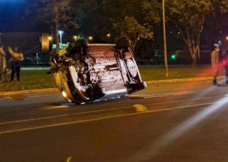 Carro &eacute; arremessado por 47 metros ap&oacute;s bater em lombada e capotar em Nova Andradina