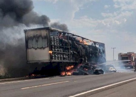 Carreta carregada com plumas de algodão pega fogo na BR-267