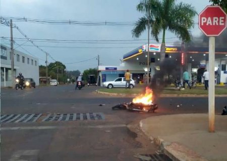Ap&oacute;s bater contra carreta, moto explode e pega fogo em Nova Andradina