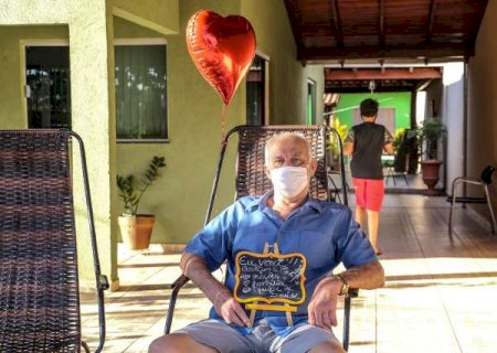 Aos 71 anos, Zez&atilde;o venceu covid e de volta em casa recebe homenagem