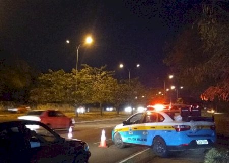 Motorista bêbado é preso ao xingar PMs e ter pneu furado a tiro em perseguição