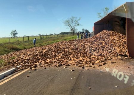 Defesa Civil alerta motoristas sobre perigo na pista onde ocorreu tombamento de carreta em Glória de Dourados