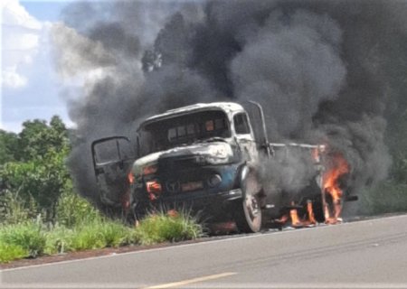 Caminhão fica destruído ao pegar fogo na MS-134, entre Nova Andradina e Nova Casa Verde