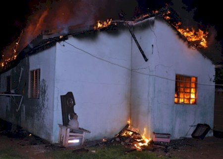 Homem enfurecido prende mulher e filha em residência e ateia fogo em Glória de Dourados