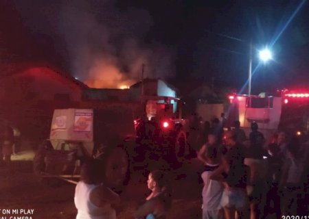 VÍDEO: Fogo \'engole\' residência e populares tentam cercar suspeito em Glória de Dourados