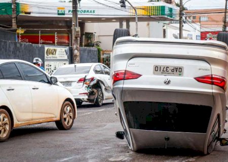 Depois de bater em HB20, Virtus capota e deixa tr&acirc;nsito lento na capital
