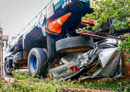 Caminh&atilde;o carregado com combust&iacute;vel perde o freio, prensa carro e &ldquo;sobe&rdquo; em muro