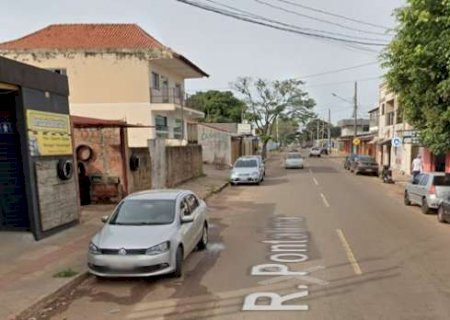 Homem arrastado por 15 metros em carro, fica ferido e sem 2 dentes