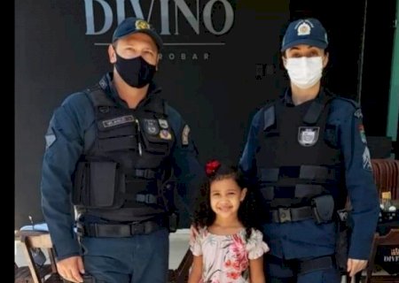 Garotinha de 05 anos que sonha ser PM conheceu Policiais Militares de Glória de Dourados