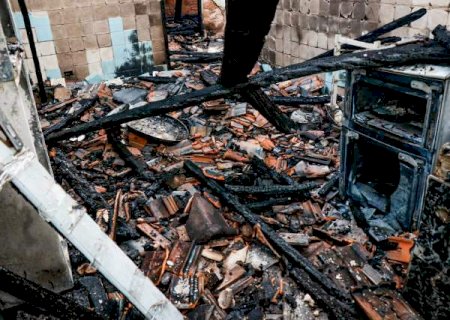 Casa fica totalmente destruida durante inc&ecirc;ndio na madrugada de hoje