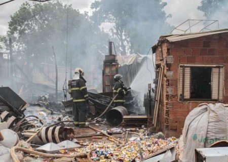Bombeiros controlam inc&ecirc;ndio e dona de dep&oacute;sito estima preju&iacute;zo de R$ 50 mil