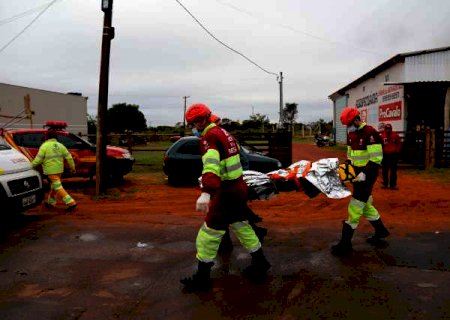 Motociclista tem perna esmagada em acidente com caminh&atilde;o