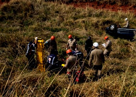 Dois morrem após caminhonete com 7 pessoas cair em ribanceira no anel viário de Campo Grande