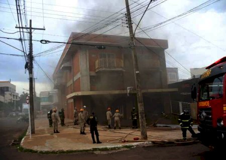 Loja de tecido pega fogo e bombeiros tentam resgatar vítima em meio à fumaça