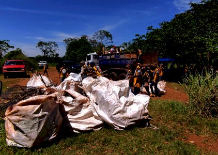 PMA e Colônia de Pescadores de Fátima do Sul e comunidade usam 34 embarcações com 96 voluntários retiram mais de uma tonelada de resíduos do rio Dourados