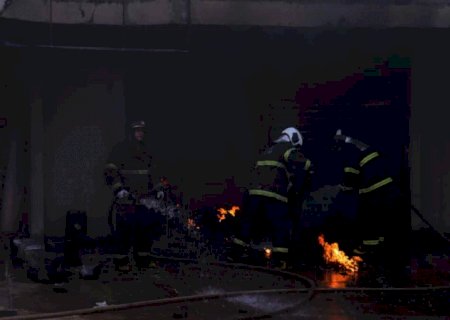 VÍDEO: Amigos dizem que rapaz de 21 anos está em prédio tomado por incêndio no Centro