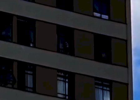 Morador relata que menino n&atilde;o caiu de pr&eacute;dio por janela possuir tela de prote&ccedil;&atilde;o