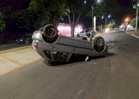 Motorista perde controle da direção e capota Gol em Caarapó