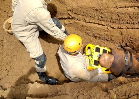 Trabalhador é socorrido pelo Corpo de Bombeiros de Caarapó após ser soterrado em obra