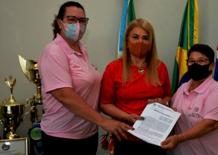 Prefeita Ilda Machado celebra convênio que destina R$ 120 mil para Rede Feminina de Combate ao Câncer de Fátima do Sul