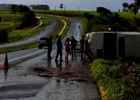 Motorista perde controle da direção e tomba van na rodovia MS-134 entre Batayporã e Nova Andradina