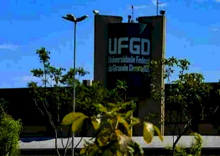 Com salário de até R$ 2,4 mil, inscrições para concurso da UFGD terminam segunda