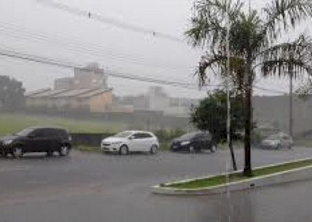 Chuva forte, ventania e queda granizo de atingem região oeste de Campo Grande
