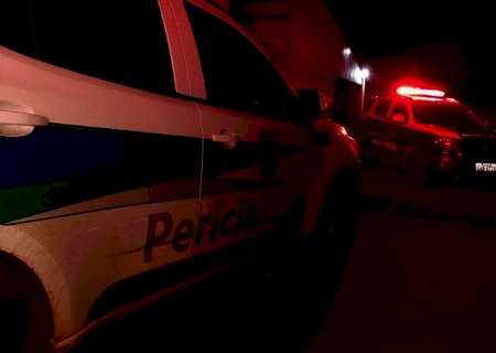 Motociclista de 49 anos morre ao colidir contra carro estacionado na Vila Popular