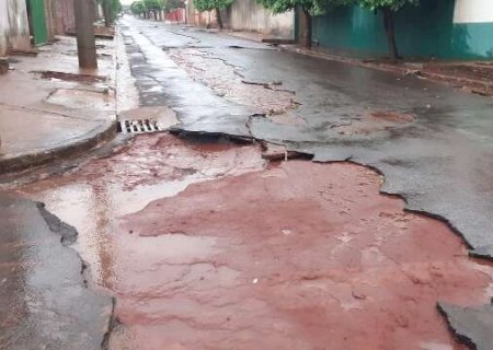 Chuva de uma hora arranca asfalto de rua em Nova Andradina