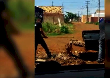 Homem &eacute; levado &agrave; delegacia ap&oacute;s ser flagrado descartando lixo em &aacute;rea p&uacute;blica
