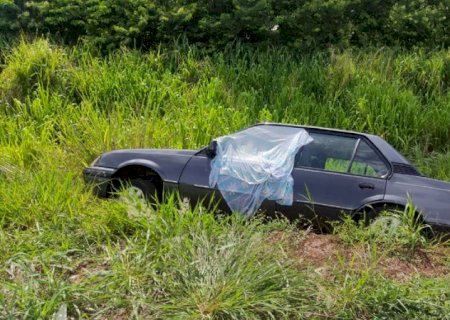Carro cai em ribanceira e família sai ilesa de acidente em  Nova Andradina