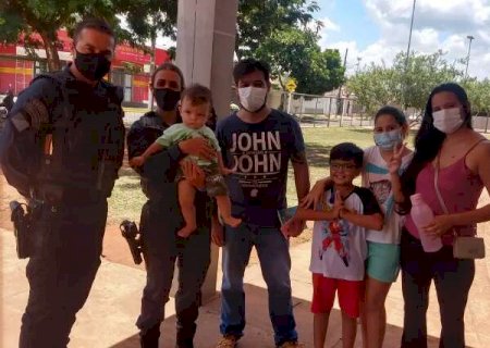 "Al&iacute;vio gigante", diz pai de beb&ecirc; que engasgou e foi salvo por policiais