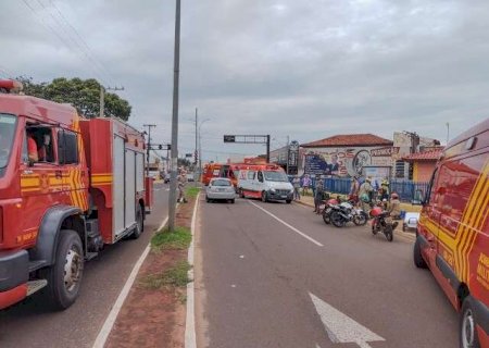 Acidente envolvendo 6 ve&iacute;culos deixa tr&ecirc;s feridos e interdita quadra em Campo Grande