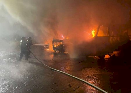 Incêndio em garagem destrói 3 micro-ônibus e bombeiros controlam chamasem Nova Alvorada do Sul