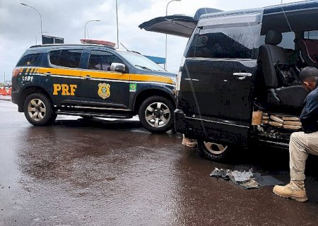 PRF prende 7 pessoas com 250 quilos de droga em minivan em Caarapó