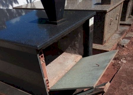 17 túmulos são violados no Cemitério Santa Bárbara em Nova Andradina