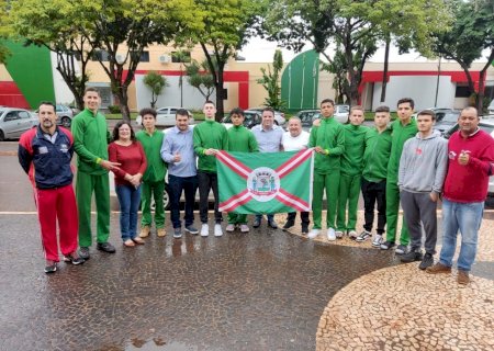 Autoridades acompanham embarque de atletas de Caarapó para o Paraná