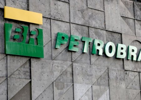 Ações da Petrobras fecham em queda após governo anunciar troca na presidência