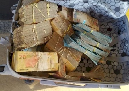 Casal é preso com R$ 160 mil escondidos em mala e bolsa na BR-163>