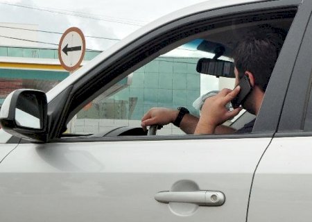 Campo-grandense usa mais o celular no trânsito que todo o interior do Estado