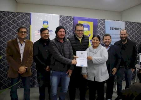 Prefeitura entrega escritura para moradores de 21 bairros de Dourados