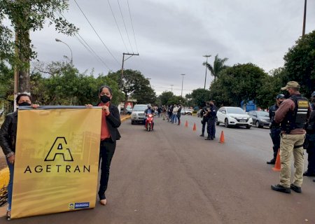 Agetran realiza blitz educativa em parceria com a Guarda Mirim nesta quinta-feira em frente ao Douradão