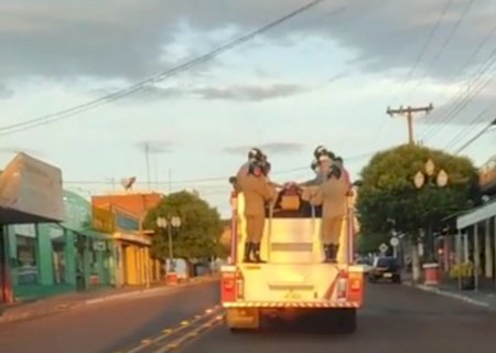 VÍDEO: População de Fátima do Sul aplaudiu e tirou chapéus e bonés durante cortejo fúnebre do subtenente Cléuzio