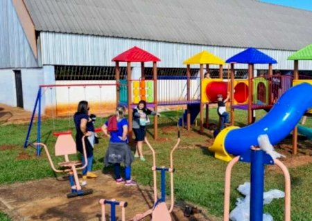 Prefeitura implanta praças de diversão e de lazer para as crianças em Jateí
