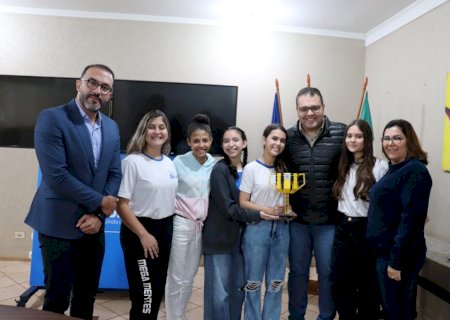 Prefeito recebe alunas de Dourados que ganharam título nacional de robótica
